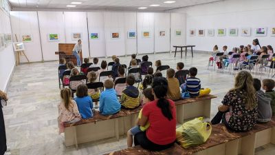 Групи "Пчелички" и група "Делфини" на посещение в изложбената зала  10
