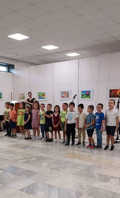 Групи "Пчелички" и група "Делфини" на посещение в изложбената зала  1
