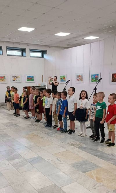 Групи "Пчелички" и група "Делфини" на посещение в изложбената зала  3