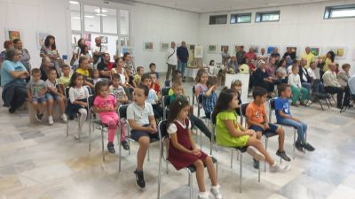 Групи "Пчелички" и група "Делфини" на посещение в изложбената зала  4