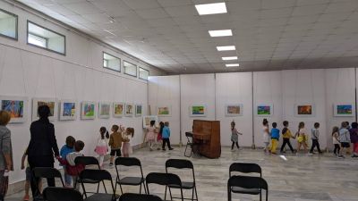 Групи "Пчелички" и група "Делфини" на посещение в изложбената зала  8
