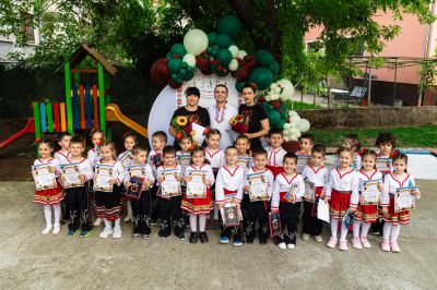 МАГИЯТА НА ФОЛКЛОРА И ДЕТСКИТЕ УСМИВКИ 12