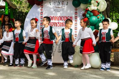 МАГИЯТА НА ФОЛКЛОРА И ДЕТСКИТЕ УСМИВКИ 4