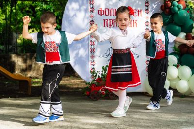 МАГИЯТА НА ФОЛКЛОРА И ДЕТСКИТЕ УСМИВКИ 5