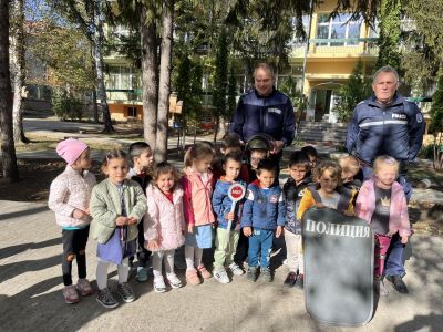 Служители на МВР на гости в ДГ "Първи юни"  6
