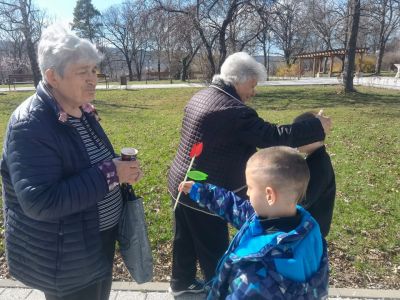 Група "Мечо Пух" зарадваха всички жени в парка 11