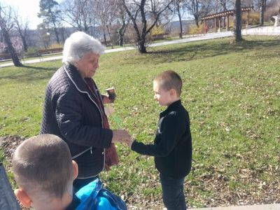 Група "Мечо Пух" зарадваха всички жени в парка 12