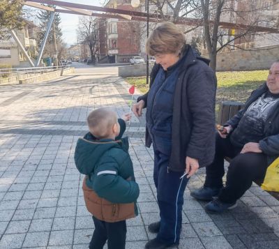 Група "Мечо Пух" зарадваха всички жени в парка 6