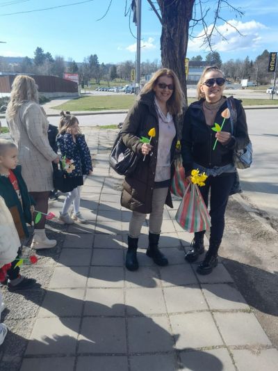 Група "Мечо Пух" зарадваха всички жени в парка 8