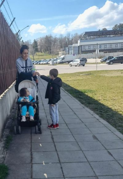 Група "Мечо Пух" зарадваха всички жени в парка 9
