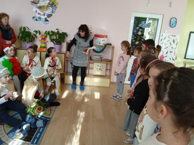 Мажуретен състав на ОУ "Иван Вазов" на гости на група "Делфини 12