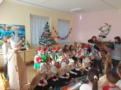 Мажуретен състав на ОУ "Иван Вазов" на гости на група "Делфини 15