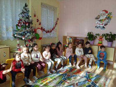 Мажуретен състав на ОУ "Иван Вазов" на гости на група "Делфини 3