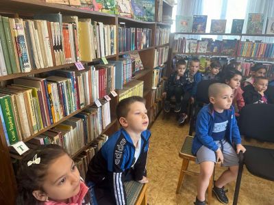 Група "Мики Маус"А от филиал "Бодра смяна" на посещение в градската Библиотека - ДГ Първи юни - Горна Оряховица