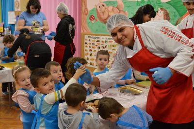 Изработване на курабийки от група "Пинокио", ДГ "Първи юни" и ученици от ПГХТ „Проф. д-р Асен Златаров“, гр. Горна Оряховица - ДГ Първи юни - Горна Оряховица
