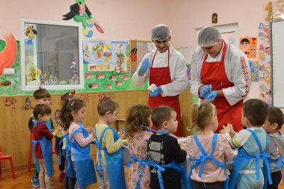 Изработване на курабийки от група "Пинокио", ДГ "Първи юни" и ученици от ПГХТ „Проф. д-р Асен Златаров“, гр. Горна Оряховица - ДГ Първи юни - Горна Оряховица